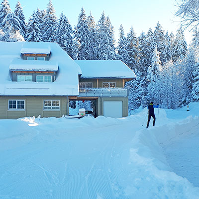 Die Langlaufloipe startet direkt beim Haus